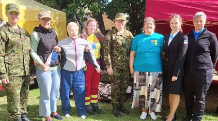 Naiskodukaitse telgi juures jagati praktilisi nõuandeid. Foto erakogu