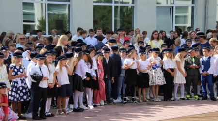 Põltsamaa Põhikooli õpilased aktusel. Foto Raimo Metsamärt