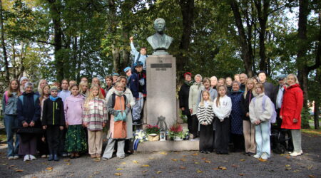 Ühispilt K. A. Hermanni monumendi juures. Foto Raimo Metsamärt