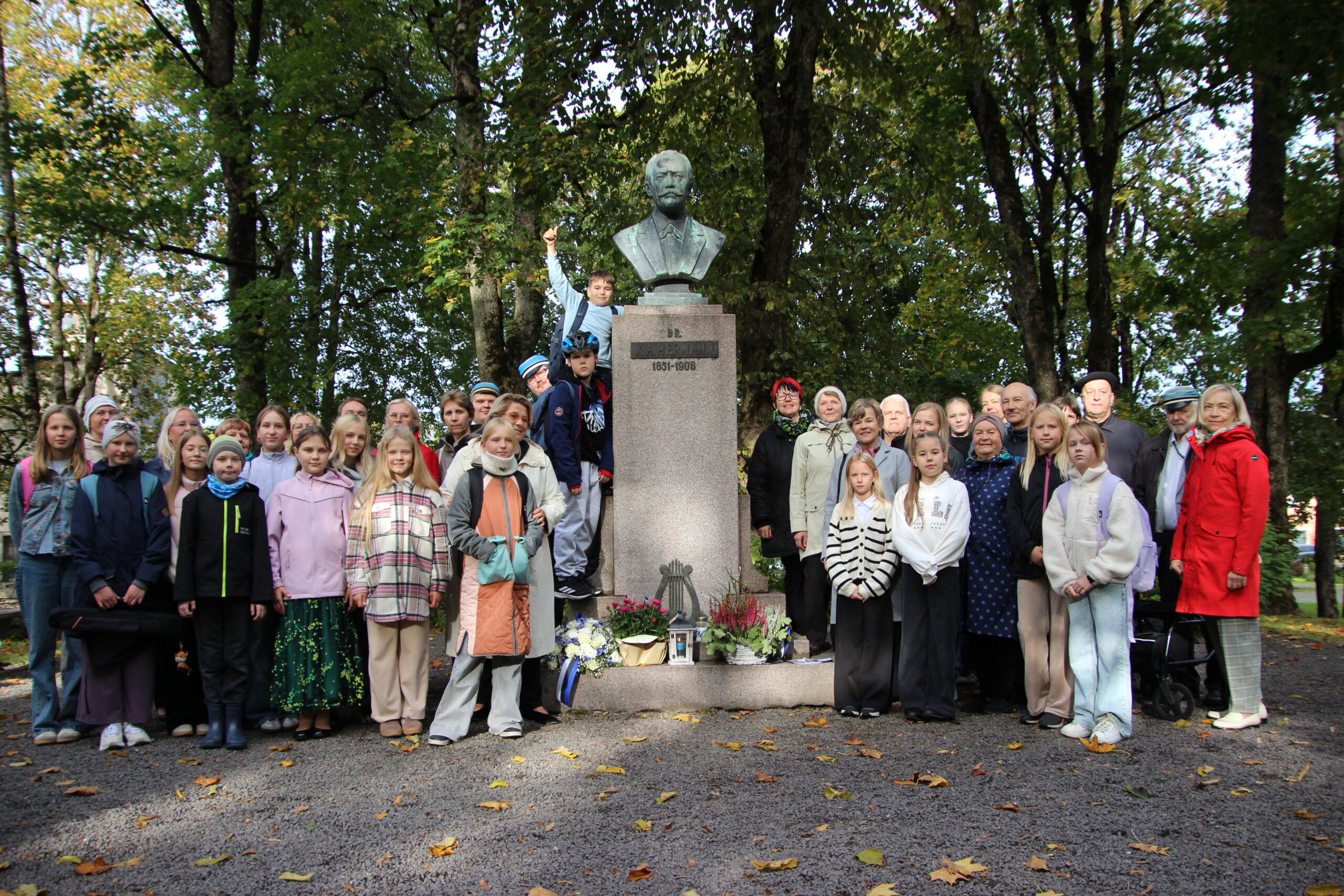 Ühispilt K. A. Hermanni monumendi juures. Foto Raimo Metsamärt