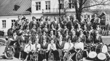 Põltsamaa Keskkooli puhkpilliorkester 1966. a. Dirigent Lembit Vink teises reas keskel. Foto Põltsamaa Muuseumi fotokogu