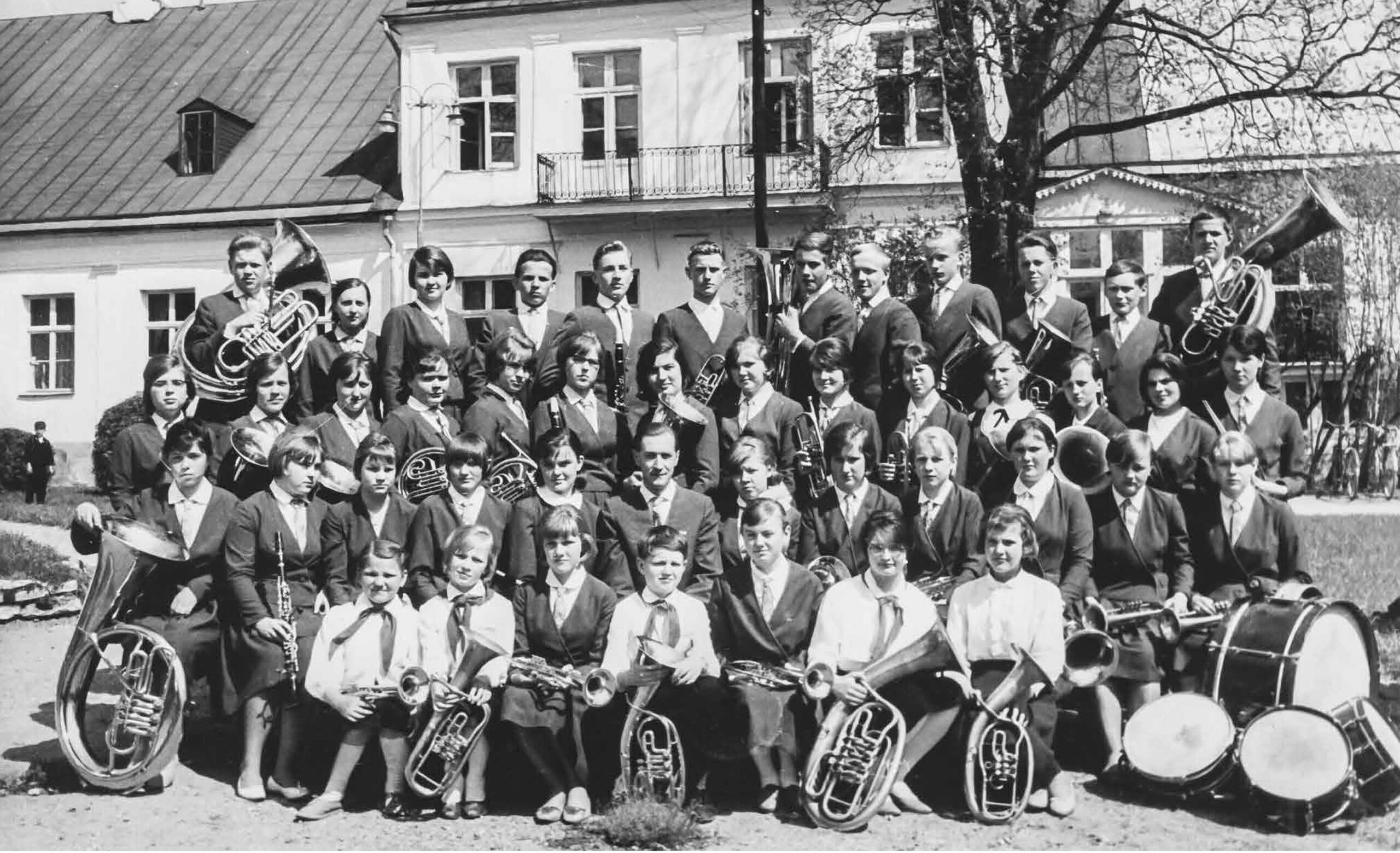 Põltsamaa Keskkooli puhkpilliorkester 1966. a. Dirigent Lembit Vink teises reas keskel. Foto Põltsamaa Muuseumi fotokogu